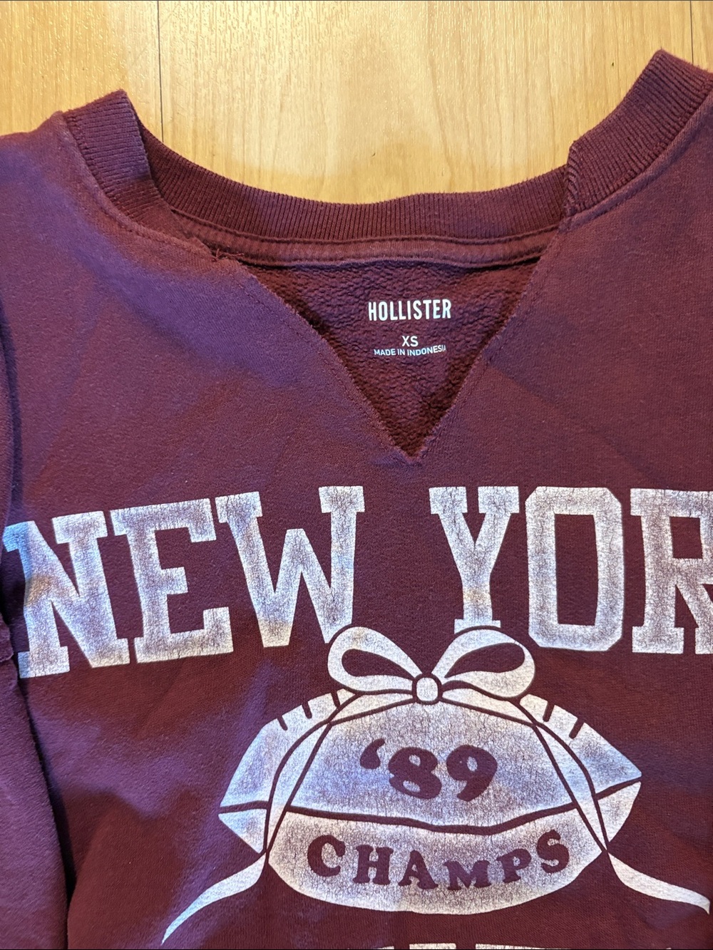 Hollister Maroon Graphic Crewneck Sweatshirt - Picture 2 of 2
